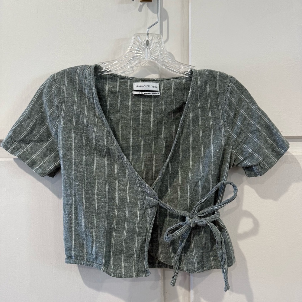 UO Gray & white striped tie front crop top
